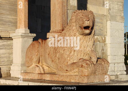 Lion statua all'entrata di San Ciriaco Duomo di Ancona, Italia Foto Stock