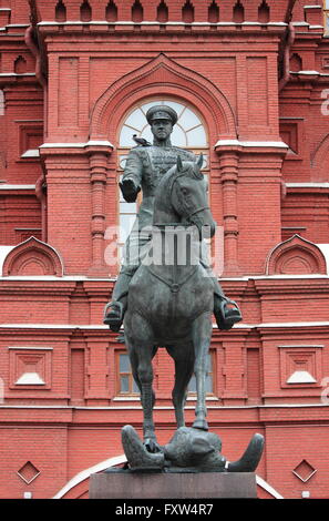 Statua equestre del maresciallo Zhukov davanti al membro del museo storico a Mosca, Russia Foto Stock