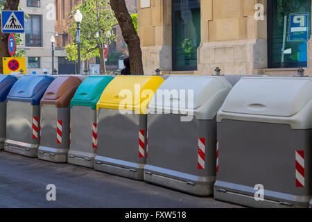 Set di cassonetti per la raccolta differenziata dei rifiuti, in strada Foto Stock