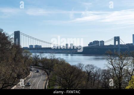 Vista da Fort Tryon Park attraverso il fiume Hudson e Henry Hudson Parkway verso il Ponte George Washington Bridge e New Jersey Foto Stock