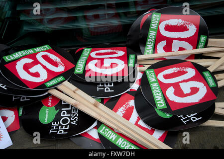 Marzo organizzata dall'assemblea del popolo, dimostranti protestano contro austerità Foto Stock