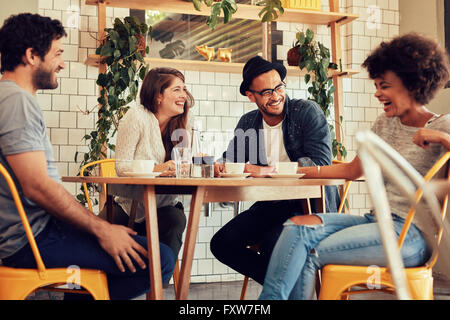 I giovani aventi un grande momento in cafe. Amici sorridente e seduta in una caffetteria, a bere caffè e godendo insieme. Foto Stock