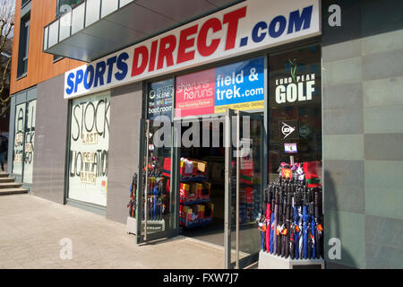 Sport Direct store in Redhill, Surrey con manifesti promozionali dare impressione di chiusura dello store Foto Stock