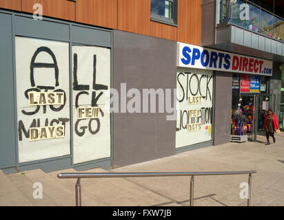 Sport Direct store in Redhill, Surrey con manifesti promozionali dare impressione di chiusura dello store Foto Stock