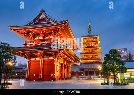 Asakusa, Tokyo presso il Tempio di Sensoji Hozomon del gate e cinque piani pagoda. Foto Stock