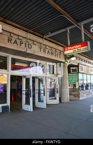 Ingresso per il 1920's Sheridan stazione sul Chicago 'L' o anello metropolitana linea rossa nel quartiere Wrigleyville. Foto Stock