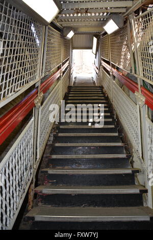 Le scale conducono al CTA Sheridan banchina della stazione di Chicago 'L' o anello metropolitana linea rossa nel quartiere Wrigleyville. Foto Stock