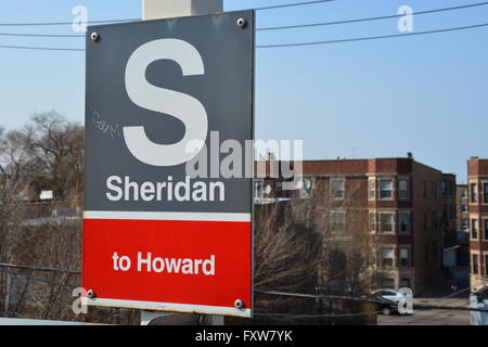 Il North Bound segno stazione a Sheridan Linea Rossa 'L' piattaforma nel quartiere Wrigleyville di Chicago. Foto Stock