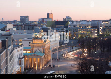 Blick auf Brandenburger Tor von Reichstags Kuppel, Berlin Mitte Foto Stock