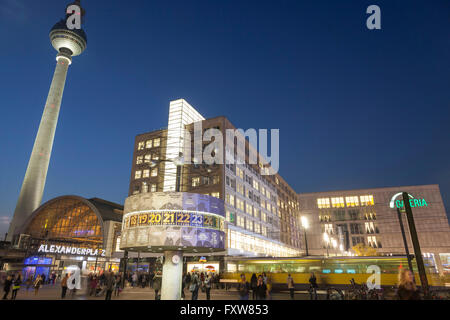 Alexanderplatz, Orologio mondiale, la Torre della TV, Geleria Kaufhof, Shopping, Berlino, Germania Foto Stock