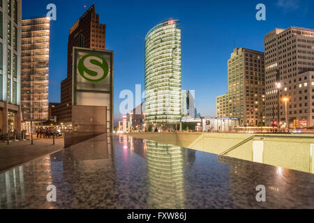 Potsdamer Platz, Berlin , Kollhoff-Tower, Sony Center DB Torre , Beisheim Center, S Bahn ingresso, centro di Berlino, Germania Foto Stock