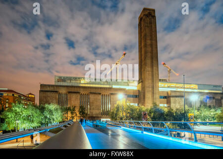 Galleria d'arte Tate Modern di Londra, il Millennium Bridge, Lodnon, REGNO UNITO Foto Stock