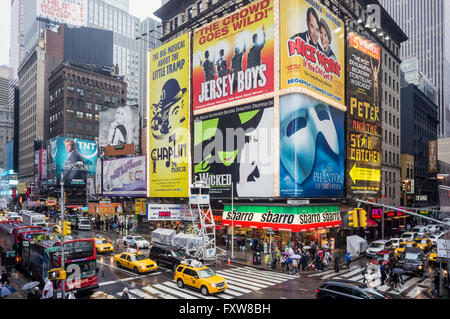 Intersezione di Broadway 7th Avenue, il quartiere dei teatri di New York City, Stati Uniti d'America Foto Stock