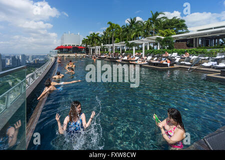 Il Marina Bay Sands , piscina Infinity, Tetto Terasse, Marina Bay, Singapore, Singapur, Southest Asia, Foto Stock