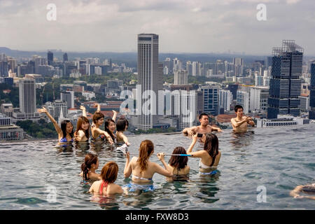 Il Marina Bay Sands , piscina Infinity, Tetto Terasse, Selfies, turisti asiatici, Marina Bay, Singapore, Singapur, Southest Asia, Foto Stock