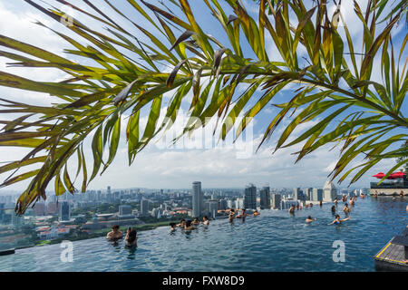 Il Marina Bay Sands , piscina Infinity, Tetto Terasse, Marina Bay, Singapore, Singapur, Southest Asia, Foto Stock