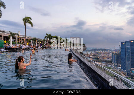 Il Marina Bay Sands , piscina Infinity, Tetto Terasse, Selfies, turisti asiatici, Marina Bay, Singapore, Singapur, Southest Asia, Foto Stock