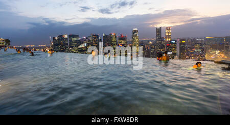 Il Marina Bay Sands , piscina Infinity, Tetto Terasse, Marina Bay, Singapore, Singapur, Southest Asia, Foto Stock