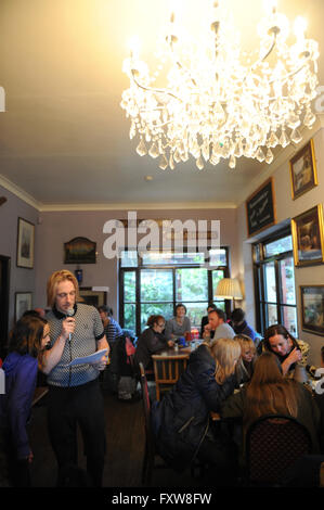 Pub Quiz su una domenica pomeriggio al Horseshoe Inn in Snowsfields, Bermondsey, London Regno Unito Foto Stock