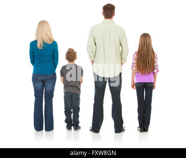 Isolato su bianco serie di un caucasico famiglia nucleare in abbigliamento casual e abbigliamento per il fitness. Mamma e papà, fratello e sorella. Foto Stock