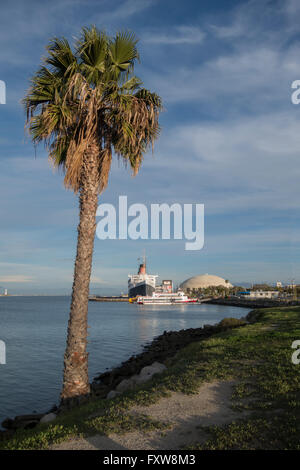 Vista di Longbeach california con la regina Maria liner Foto Stock