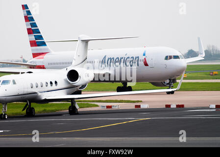 American Airlines Boeing 767-323ER(w) Aereo di linea N350AA rullaggio all'Aeroporto Internazionale di Manchester Inghilterra England Regno Unito Regno Unito Foto Stock