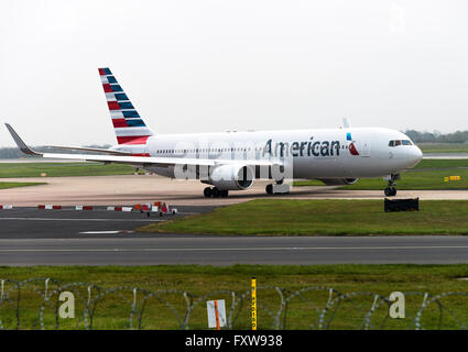 American Airlines Boeing 767-323ER(w) Aereo di linea N350AA rullaggio all'Aeroporto Internazionale di Manchester Inghilterra England Regno Unito Regno Unito Foto Stock