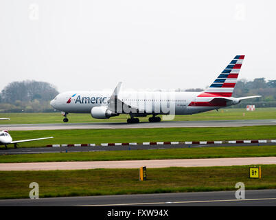 American Airlines Boeing 767-323ER Winglet aereo di linea N350un decollo dall'Aeroporto Internazionale di Manchester Inghilterra England Regno Unito Foto Stock