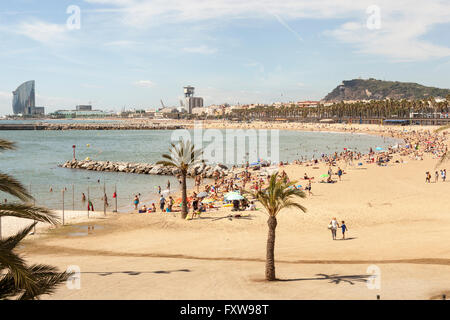 W Barcelona, noto anche come Hotel Vela, sulla sinistra, e la spiaggia, Barcellona, Spagna Foto Stock