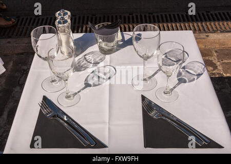 Ristorante tavolo da pranzo impostato per due persone, Saint Tropez, Francia Foto Stock