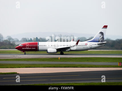 Norwegian Air Shuttle Boeing 737-8JP(WL) Aereo di linea LN-NGN tenendo fuori all'Aeroporto Internazionale di Manchester Inghilterra England Regno Unito Foto Stock