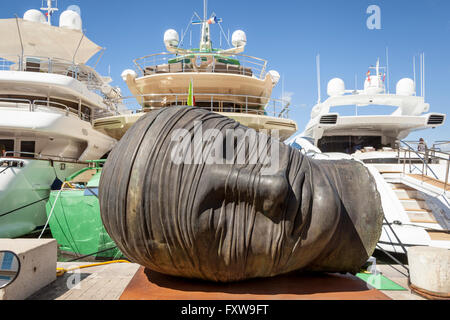 Testa Addormentata 1983 scultura di Igor Mitoraj sulla banchina del porto di Saint Tropez, Francia Foto Stock