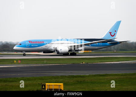 Thomson Airways Linea aerea Boeing 787-8 aereo di linea G-TUIE tenendo fuori all'Aeroporto Internazionale di Manchester Inghilterra England Regno Unito Foto Stock