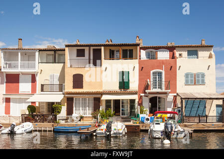 Barche ormeggiate nella parte anteriore del case sul lungomare, Port Grimaud, Cote D'Azur, in Francia Foto Stock