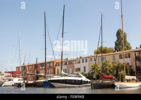Yacht ormeggiati davanti a waterfront case, Port Grimaud, Cote D'Azur, in Francia Foto Stock