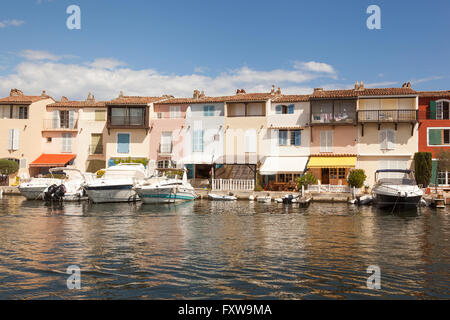 Barche ormeggiate nella parte anteriore del case sul lungomare, Port Grimaud, Cote D'Azur, in Francia Foto Stock