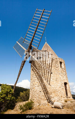 Saint Roch il mulino a vento, Grimaud, Cote D'Azur, in Francia Foto Stock