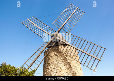 Saint Roch il mulino a vento, Grimaud, Cote D'Azur, in Francia Foto Stock