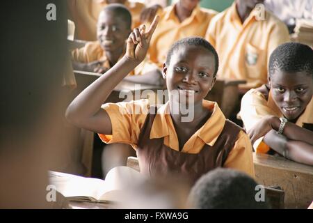 Gli studenti durante le lezioni presso il Vume Scuola elementare cattolica nella regione Voltiano, Ghana. Foto Stock