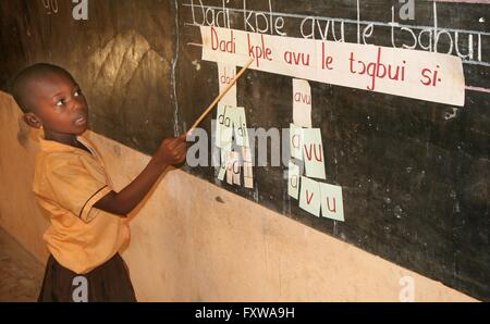 Una giovane ragazza durante le lezioni presso il Vume Scuola elementare cattolica nella regione Voltiano, Ghana. Foto Stock