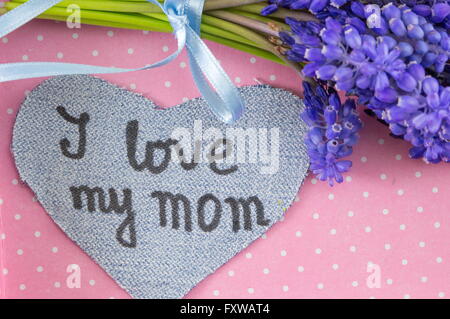 Io amo la mia mamma scritto sul cuore denim decorato con fiori freschi Foto Stock