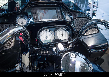 Il cruscotto di una motocicletta Harley Davidson Road Glide, 2016. Foto Stock