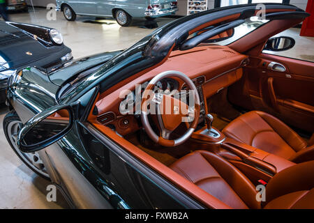 Cabina di un'auto sportiva Porsche 911 Carrera 4S Cabriolet. Foto Stock