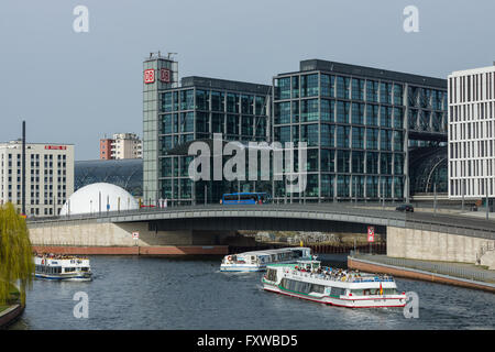 Berlino - 03 Aprile 2016: Berlino la stazione ferroviaria principale di Hauptbahnhof. Foto Stock