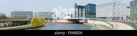 Berlino - 03 Aprile 2016: Berlino la stazione ferroviaria principale di Hauptbahnhof. Vista panoramica. Foto Stock