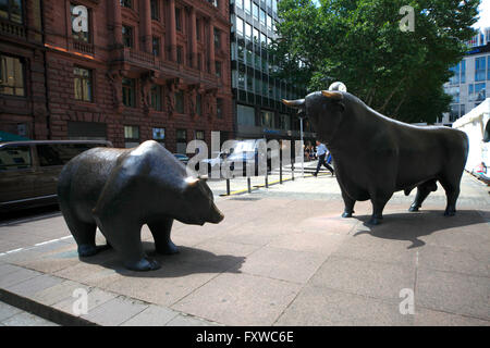 BULL & Bear statue fuori borsa di Francoforte Francoforte Germania 25 giugno 2014 Foto Stock