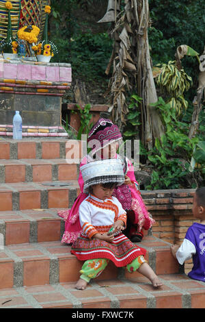 Bambini tailandesi con abiti tipici - Tailandia Foto Stock