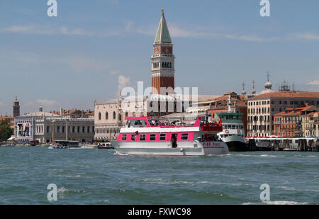 SAN MARCO CAMPANILE & facciata Venezia Venezia Italia 01 Agosto 2014 Foto Stock