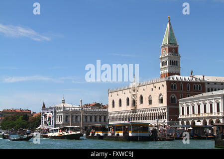 Palazzo Ducale & S. Zaccaria fermata di traghetto Venezia Venezia Italia 01 Agosto 2014 Foto Stock