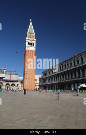 Piazza San Marco e Torre del Campanile CANAL GRANDE Venezia Italia 02 Agosto 2014 Foto Stock